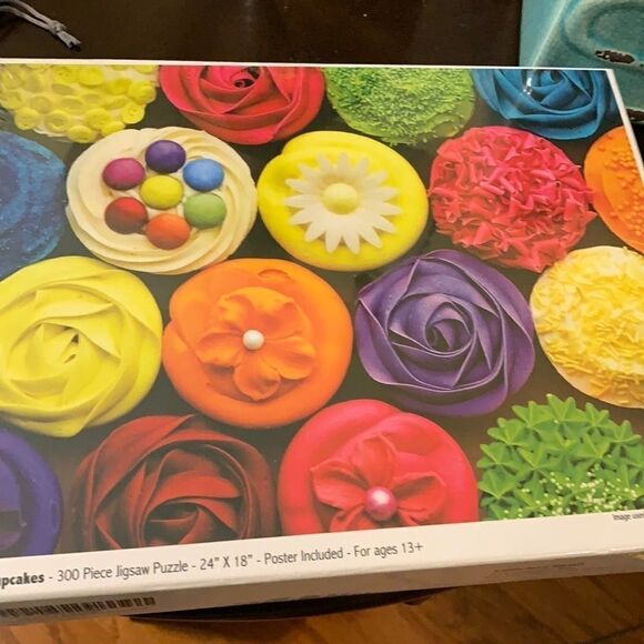 300 piece cupcakes puzzle - Picture 1 of 5